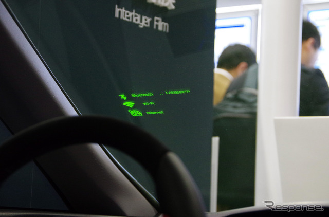 フロントガラス全面に情報表示を可能とした積水化学の展示（オートモーティブワールド2017）