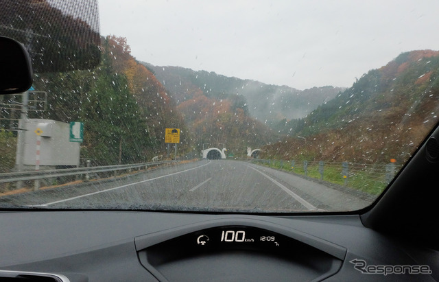 磐越自動車道をクルーズ中。冷たい雨の高速は電費に厳しいコンディションだ。