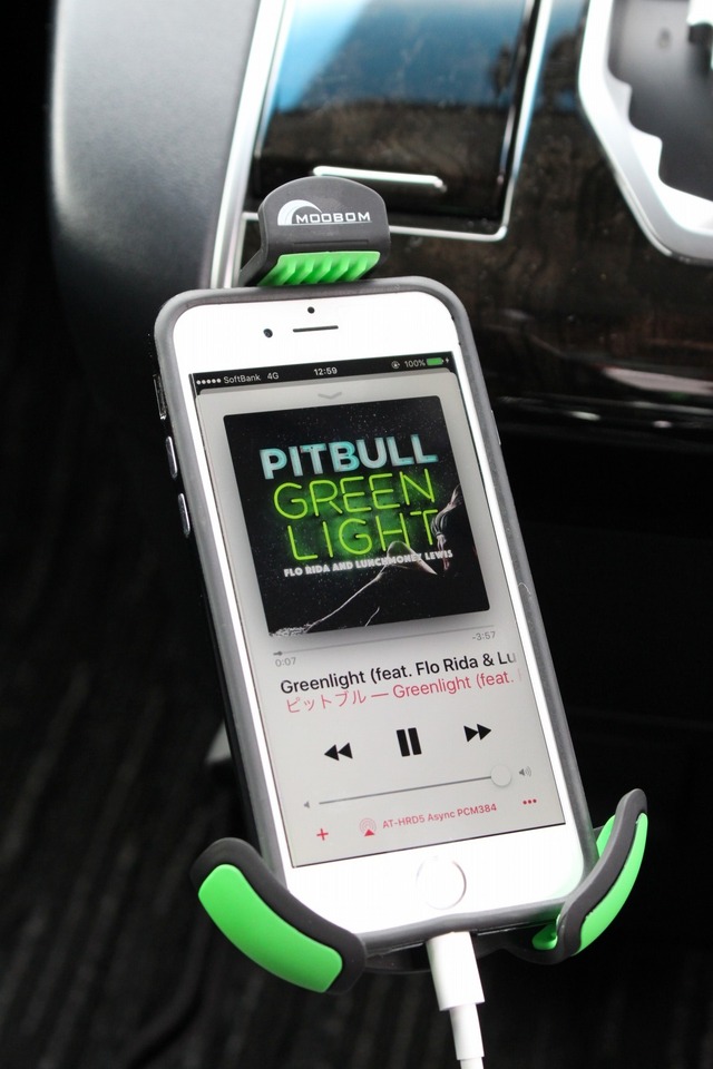 オーナーが主に用いる音楽ソースはiPhone。普段から持ち歩いている音源をそのまま車内で楽しめるのが魅力だという。
