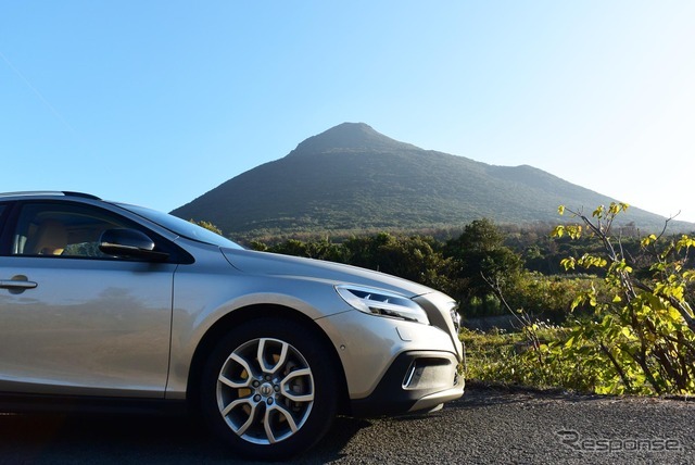 ボルボV40クロスカントリー D4 Summum。薩摩半島南端の火山、開聞岳の山麓にて。