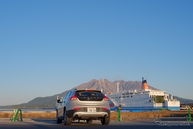 鹿児島高にて桜島をバックに。青と白の大型船は奄美・沖縄航路。