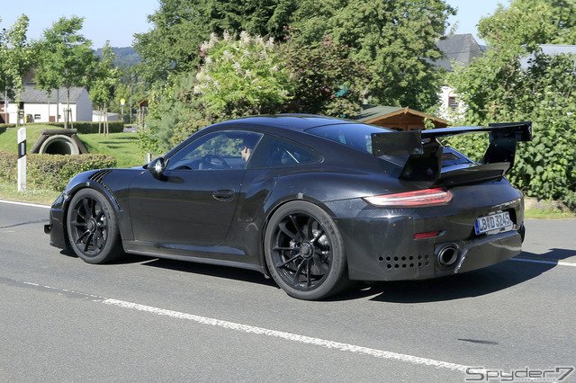 ポルシェ911GT2 RSスクープ写真