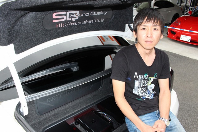スポーティなベース車に音重視のフロントステージを作り上げた松本さん。大好きなJPOPと洋楽をドライブ中も存分に楽しんでいる。