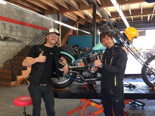 「Lucky Wheels Garage」のカスタムビルダー、エディンストンさんと、北米試乗会に参加したバイクジャーナリストの青木タカオ。