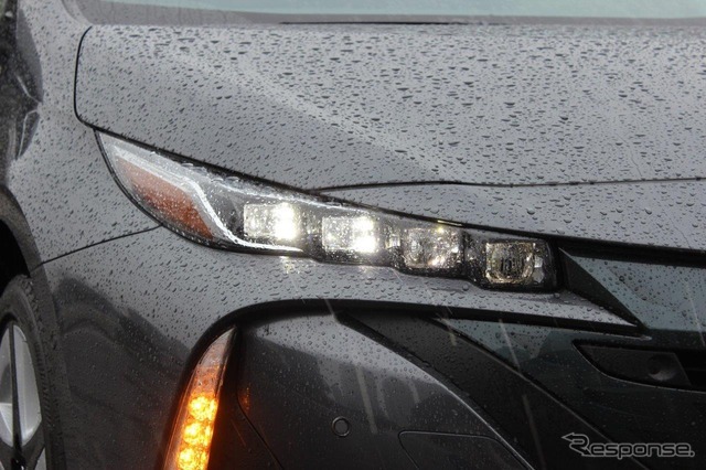 燃料電池車のミライと同じ角型のLEDヘッドライトを装備