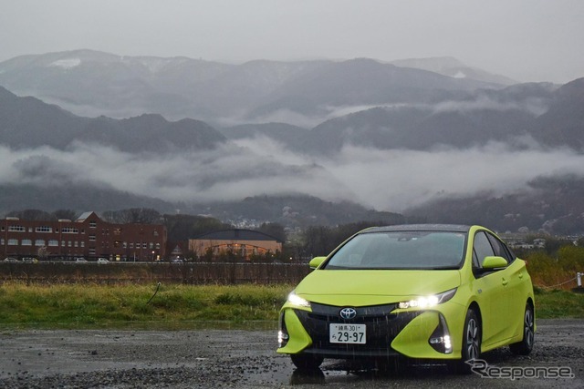 霧がかる南アルプス山麓をバックに記念撮影。