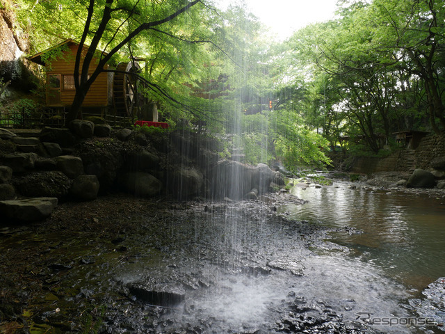 “知る人ぞ知る”「月待滝」。水量に応じて2本～3本とその見せ方は変わり、二筋の時は「夫婦滝」、三筋の時は「親子滝」とも呼ばれる。滝の裏側に回って風景を見るのもいい