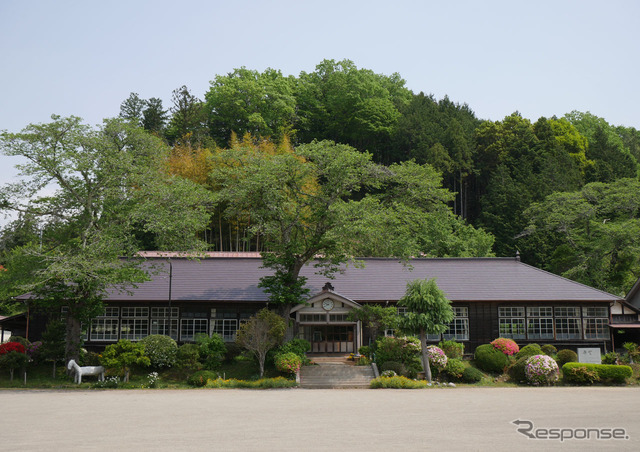 数々のドラマや映画のロケ地として使われ来たのが「旧上岡小学校」。明治時代に建てられた木造校舎で、国登録有形文化財にして済み。土日祝日のみ無料で見学できる