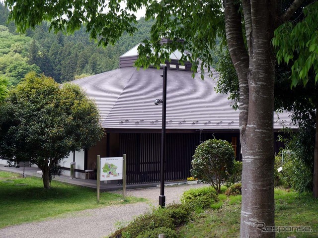 「奥久慈茶の郷公園」内にある「和紙人形美術館」。晩年を大子町での人形作りに情熱を燃やした和紙人形作家「山岡　草」氏の作品が展示されている