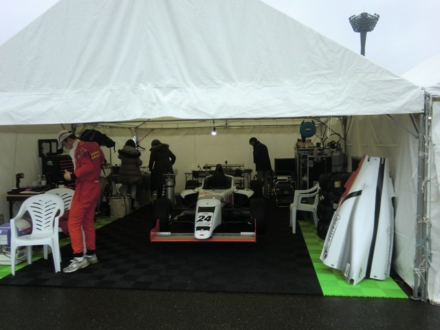 SUPER GTのサポートレースであるFIA-F4は、皆がテントで出走準備をする。