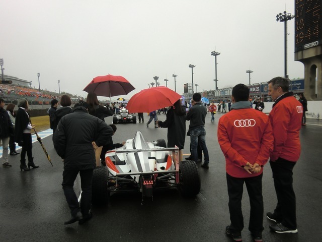 GT300のアウディ陣営のスタッフも中原さんに注目。