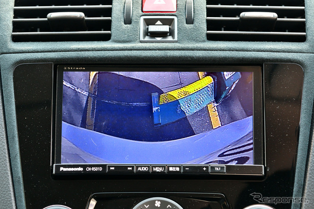 リアに取り付けたマルチVIEWカメラで「トップビュー」を表示した例。バンパー真下の障害物をこのように表示、駐車スペースの停止位置などを確認できる。