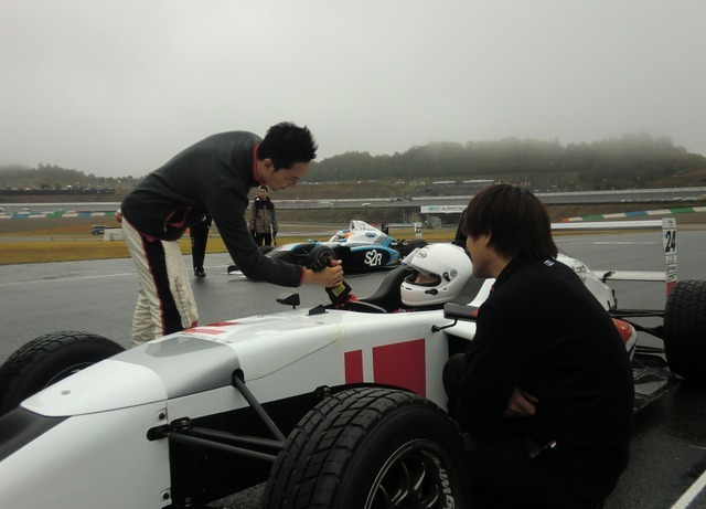 GT300のアウディR8ドライバー、藤井選手が中原さんを握手で送り出す。