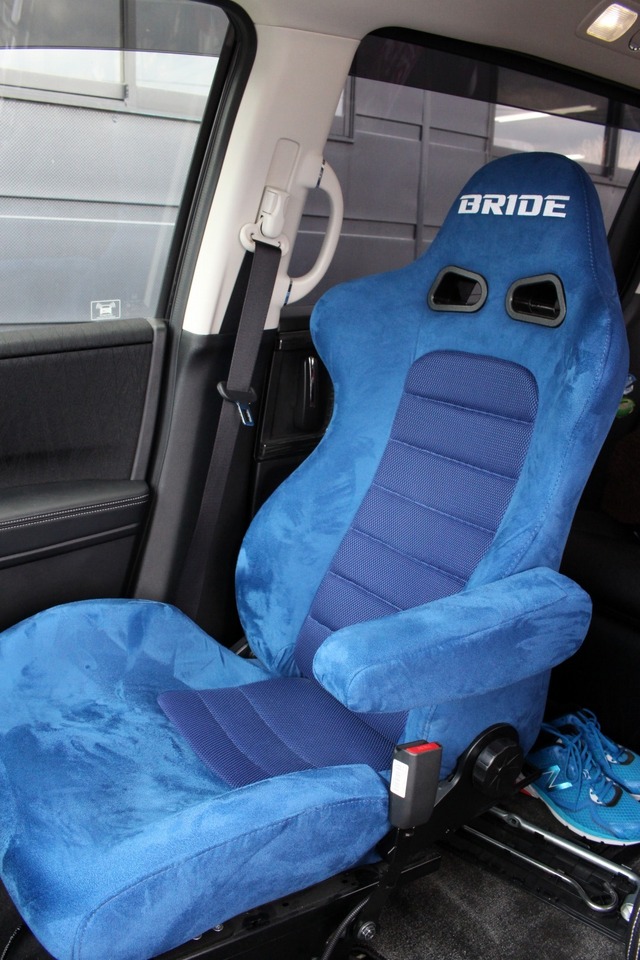ブリッドのバケットシートにもブルー系の表皮をチョイス。インテリアのイメージはとことんブルーで統一している。