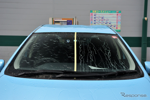 助手席側のみに施工。水滴が流れ落ちるスピードが違う