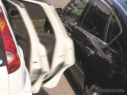 強風にあおられ隣の車にダメージが