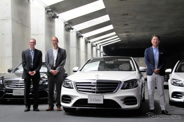 右からメルセデス・ベンツ日本代表取締役社長兼CEOの上野金太郎氏、ダイムラー社Sクラス開発担当のドミニク・フォーフト氏、ダイムラー社Mercedes me connect 開発担当のアンドレアス・ハフナー氏