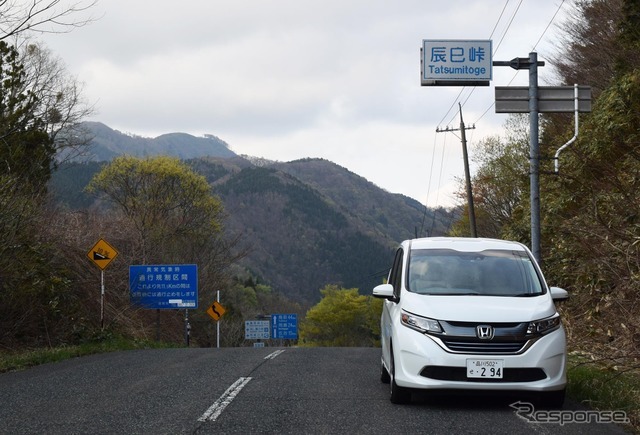 国道482号線、鳥取。岡山県境の辰巳峠にて。