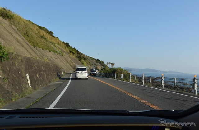 国道3号線、鹿児島北部の海沿いを行く。