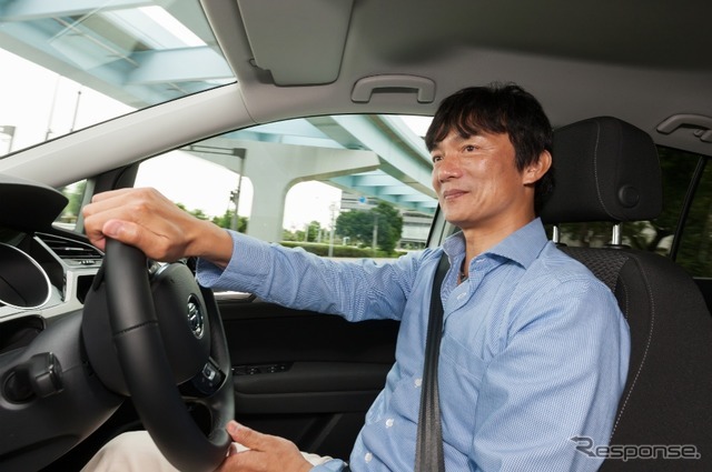 日産 セレナを運転する岡本幸一郎氏