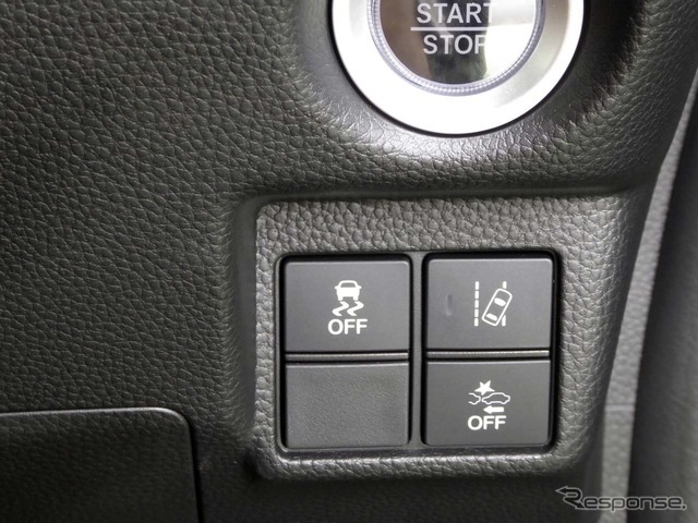 ダッシュボード右下にあるスイッチで「路外逸脱抑制機能」「衝突軽減ブレーキ」をON/OFFできる