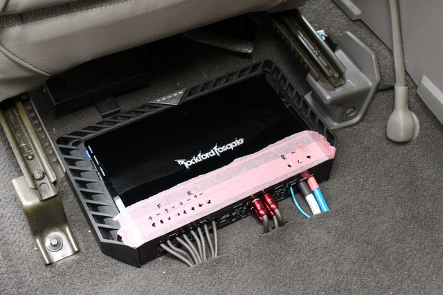 パワーアンプにはロックフォード・T1000-4adをシートに下にインストール。駆動力の高さでドアオープン時のサウンドをサポート。