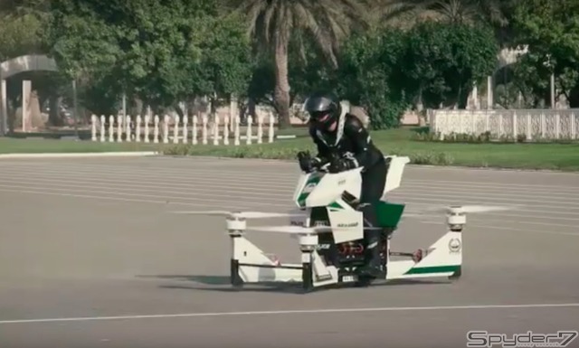 ドバイ 空飛ぶ白バイ　スコーピオン