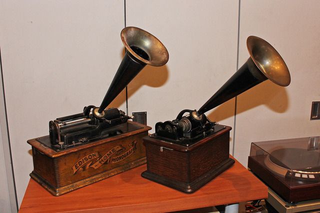 株式会社オーディオテクニカフクイの『音響ホール』に展示されている“蓄音機”。
