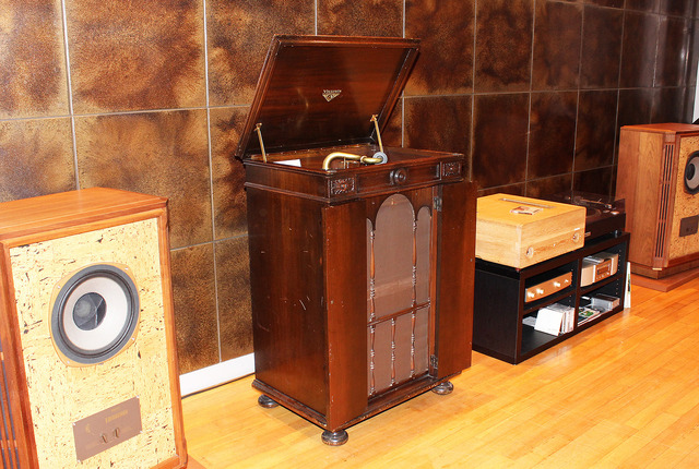 株式会社オーディオテクニカフクイの『音響ホール』に展示されている“蓄音機”。