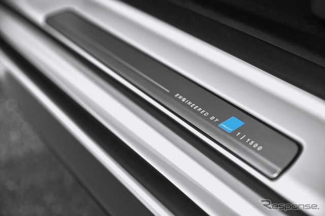 専用フロントスカッフプレートに1から1500までのシリアルナンバー