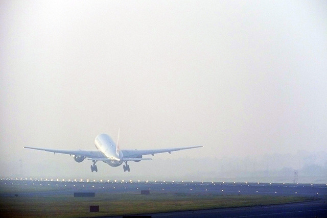 成田空港を離陸するJAL機（ボーイング777）