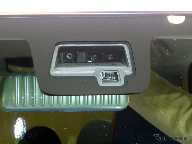 「デュアルセンサー・ブレーキサポート」はフロントウインドウの上部に装着される