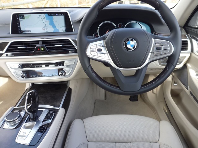 BMW 740i