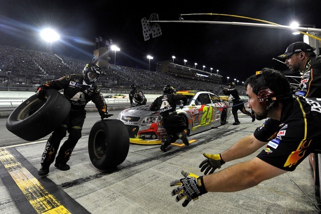 迫力あるピットワークもNASCARの魅力のひとつ。