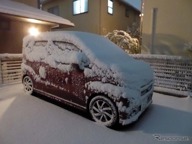 1月22日に首都圏で降った雪は、急速に発達した低気圧の影響でクルマを雪国のように覆い隠した