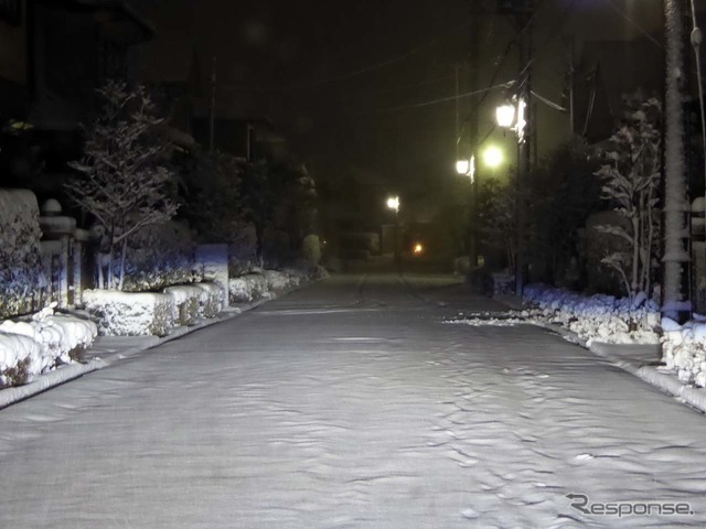 住宅地に降り積もったばかりの新雪の中をゆっくりとスタート