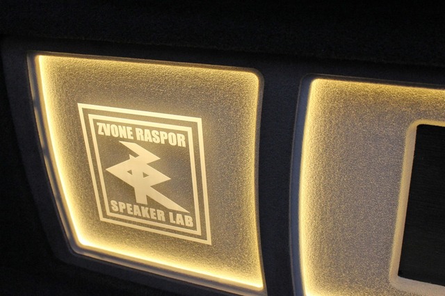 左サイドにはオーナーが試聴して一気に気に入ったというスピーカーブランドであるZRスピーカーラボのロゴが輝く。