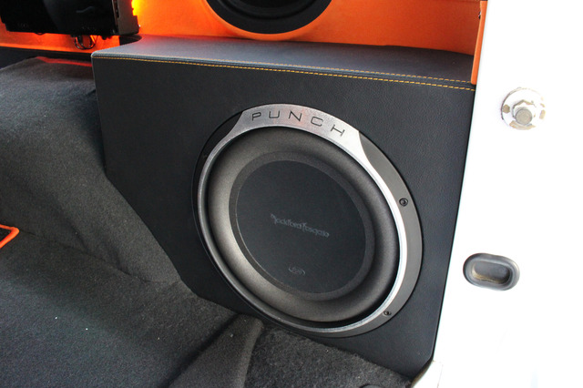 ラゲッジの両サイドにはロックフォードのP3SD2-12をそれぞれインストール。ボックスは十分な容量で余裕の低音を響かせる。