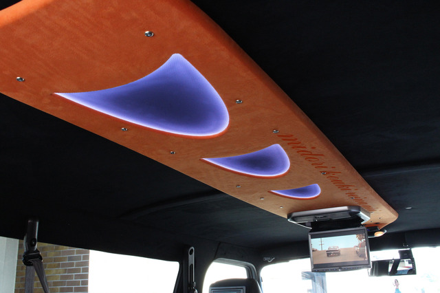 天井にはサーフボードを模したシーリングライトを設置。アクリルやLEDを駆使したデザイン性も優れている。