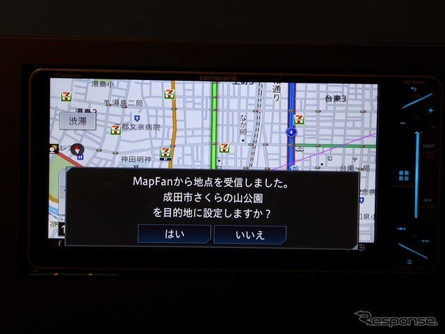 エンジンを起動するとスマートフォンで設定した目的地に基づいてルート探索が始まる