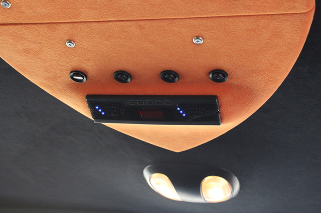 天井のライティングボードの前端部分にはレベルメーターと各種のスイッチ類を集中してレイアウトしている。