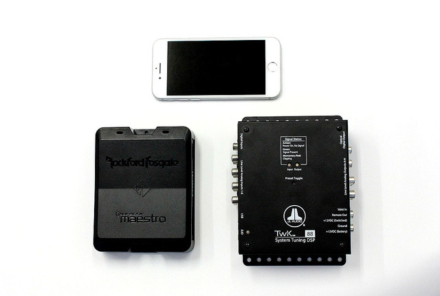 JLオーディオ・TwkD8（右）とロックフォード フォズゲート・DSR1（左）とのサイズ比較。上はiPhone8。