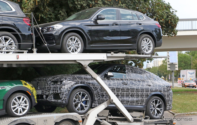 BMW X6 新型（下）とX4（上）。サイズの違いがよくわかる