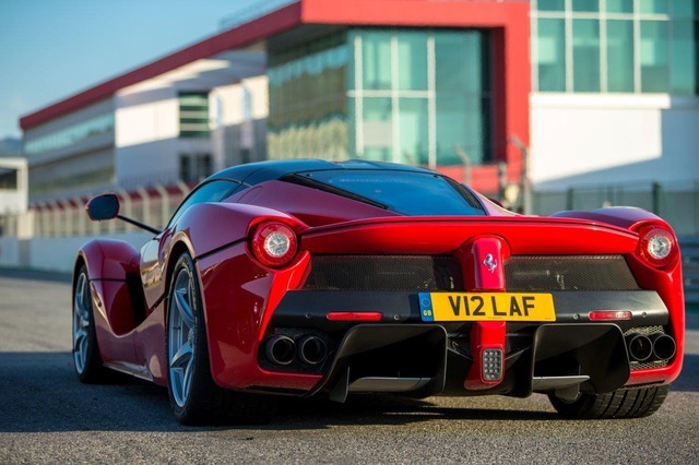 ラ・フェラーリと「V12 LAF」のナンバープレート