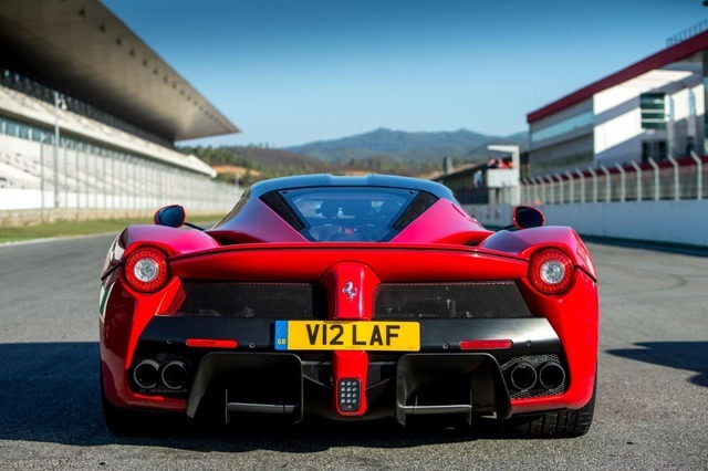 ラ・フェラーリと「V12 LAF」のナンバープレート