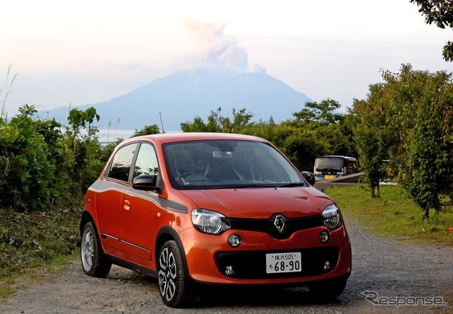 ルノー トゥインゴGT。鹿児島市郊外の平川にて、桜島をバックに。