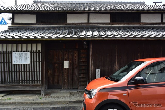 松尾芭蕉の生まれた家にて。細い路地もトゥインゴGTの超小回り性能をもってすれば楽々と抜けられた。