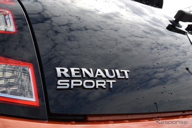 バックドアにもRENAULT SPORTの文字が。