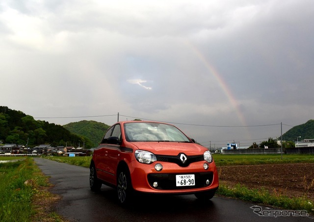 ルノー トゥインゴGT。雨上がりの虹がかすかに見えていた。