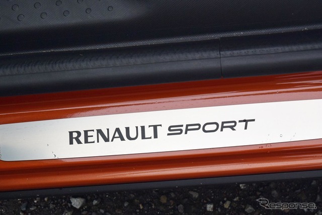 スカッフプレートにRENAULT SPORTの文字が。